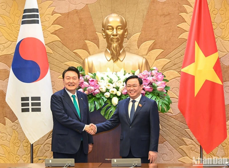 Chủ tịch Quốc hội Vương Đình Huệ và Tổng thống Hàn Quốc Yoon Suk Yeol tại buổi tiếp. (Ảnh Duy Linh)