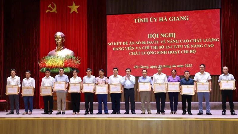 Các tập thể, cá nhân có thành tích xuất sắc trong thực hiện Đề án số 06 và Chỉ thị số 12 được nhận bằng khen của Tỉnh ủy Hà Giang.