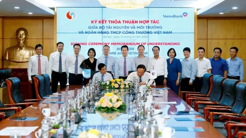 Ủy viên Ban chấp hành Trung ương Đảng, Bộ trưởng Đặng Quốc Khánh và Chủ tịch Hội đồng quản trị VietinBank Trần Minh Bình chứng kiến Bộ Tài Nguyên và Môi trường và Ngân hàng Thương mại cổ phần Công thương Việt Nam ký kết thỏa thuận hợp tác hướng đến các mục tiêu phát triển bền vững, quản lý tài nguyên, bảo vệ môi trường và ứng phó với biến đổi khí hậu, thúc đẩy tái cấu trúc nền kinh tế theo hướng phát triển các-bon thấp.