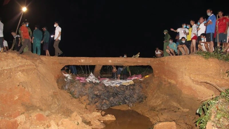 Đập Bàn Vàng ở xã Tiến Thành, Yên Thành (Nghệ An) lâu ngày xuống cấp bị nước lũ cuốn trôi. (Ảnh: Thành Châu)
