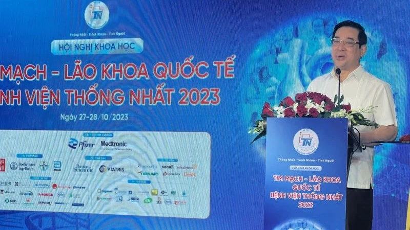 PGS,TS Lương Ngọc Khuê, Phó Chủ tịch Hội đồng y khoa quốc gia, Cục Trưởng Cục Quản lý khám, chữa bệnh, Phó Trưởng Ban chỉ đạo phòng, chống bệnh không lây nhiễm Bộ Y tế phát biểu tại Hội nghị.