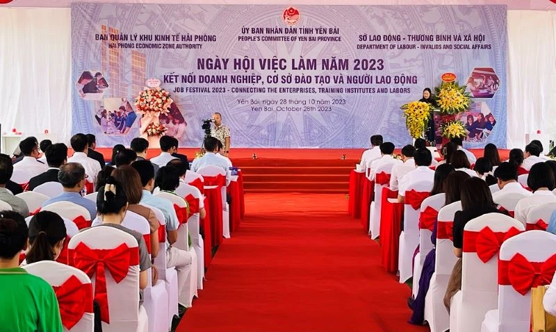 Các đại biểu tham gia ngày hội việc làm năm 2023.