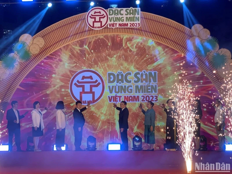 Các đại biểu ấn nút khai mạc Hội chợ Đặc sản Vùng miền Việt Nam 2023. (Ảnh: THANH TRÀ)