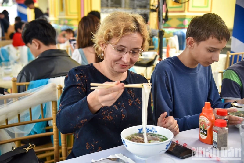 Bà Ivana Judiakova cho biết, cả gia đình bà đều rất thích phở của Việt Nam.