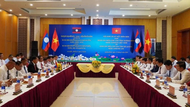Quang cảnh lễ hội đàm giữa hai đoàn đại biểu cấp cao hai tỉnh Quảng Bình và Salavan (Lào).