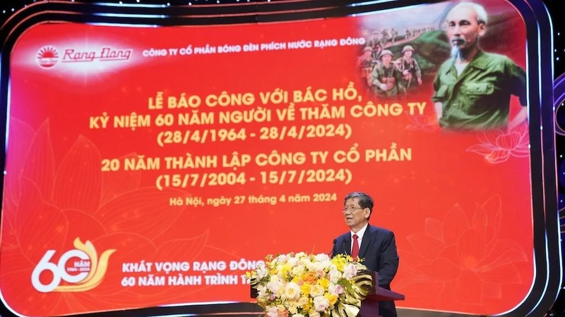 Lãnh đạo Công ty CP Bóng đèn phích nước Rạng Đông báo công tại buổi lễ.