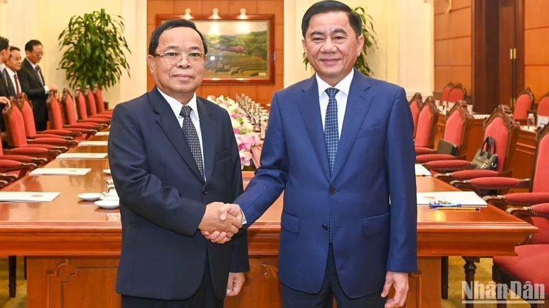 Chủ nhiệm Ủy ban Kiểm tra Trung ương Trần Cẩm Tú và Chủ nhiệm Ban Kiểm tra Trung ương Lào Khamphan Phommathat trước buổi hội đàm. (Ảnh: DUY LINH)