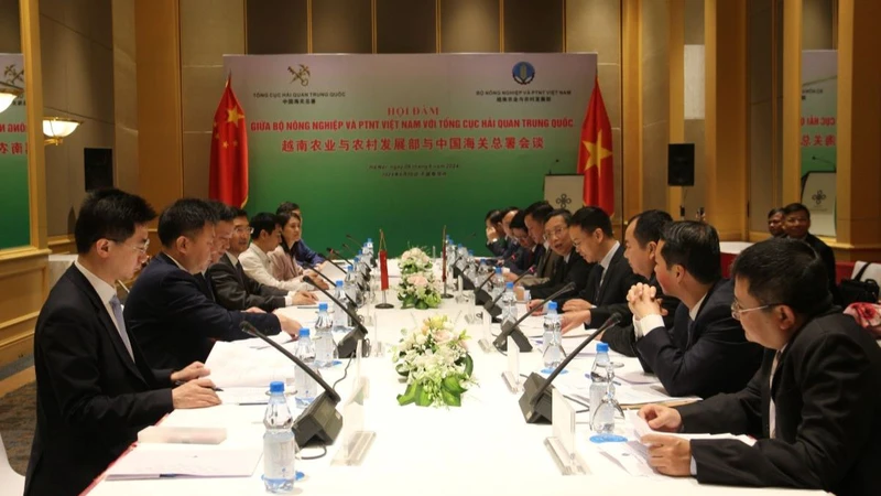 Thứ trưởng Nông nghiệp và Phát triển nông thôn Hoàng Trung hội đàm với Phó Tổng cục trưởng, Tổng cục Hải quan Trung Quốc Triệu Tăng Liên.
