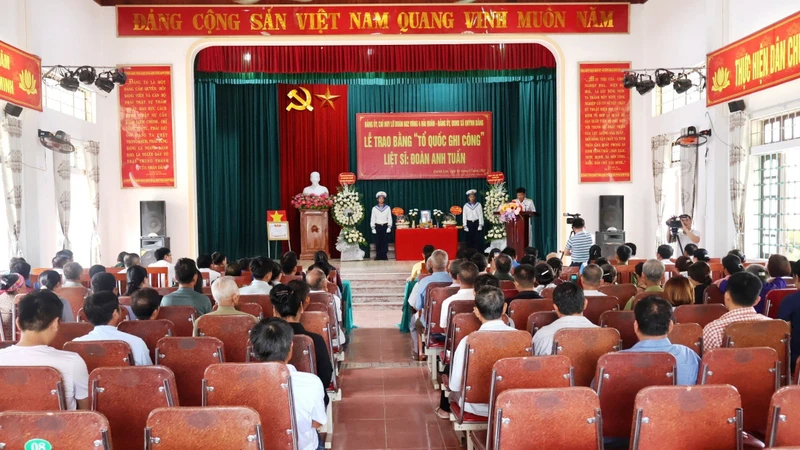 Lễ trao bằng Tổ quốc ghi công cho gia đình liệt sĩ Đoàn Anh Tuấn tại xã Quỳnh Bảng, huyện Quỳnh Lưu, tỉnh Nghệ An. 