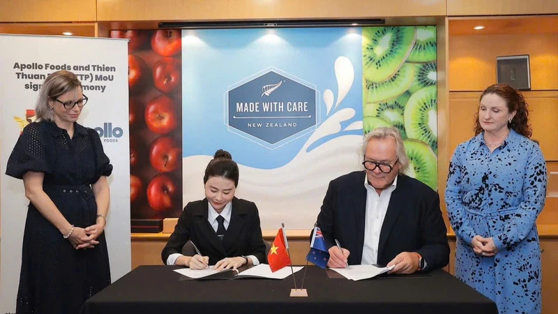 Đại sứ New Zealand tại Việt Nam Caroline Beresford (ngoài cùng bên phải) chứng kiến Lễ ký kết biên bản hợp tác giữa doanh nghiệp Việt Nam và New Zealand.