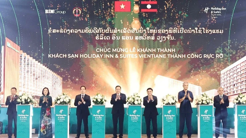 Chủ tịch Quốc hội Trần Thanh Mẫn, Chủ tịch Quốc hội Lào Saysomphone Phomvihane và các đại biểu thực hiện nghi thức khánh thành khách sạn Holiday Inn & Suites Vientiane. Ảnh: THỐNG NHẤT