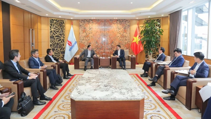 Chủ tịch Hội đồng thành viên Tập đoàn Dầu khí Việt Nam (PVN) Lê Mạnh Hùng vừa có buổi tiếp và làm việc với ông Thammasak Sethaudom, Chủ tịch kiêm Giám đốc điều hành Tập đoàn SCG (Thái Lan).