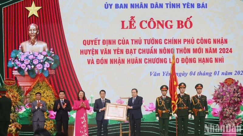 Thay mặt lãnh đạo Đảng, Nhà nước, Chủ tịch Quốc hội Trần Thanh Mẫn trao Huân chương Lao động hạng Nhì tặng Đảng bộ, chính quyền và nhân dân huyện Văn Yên.