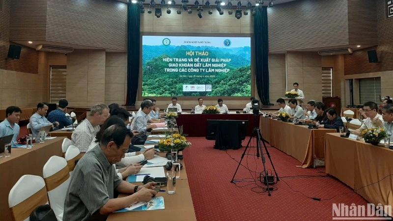 Hội thảo "Hiện trạng và đề xuất giải pháp giao khoán đất lâm nghiệp trong các công ty lâm nghiệp", ngày 25/4, tại Hà Nội.