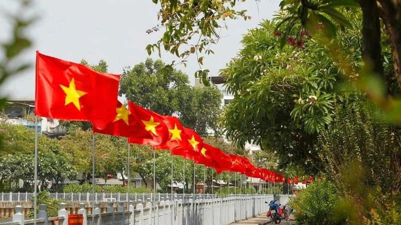Cờ hoa rực rỡ chào mừng 50 năm Ngày Giải phóng miền Nam, thống nhất đất nước treo dọc tuyến đường Hoàng Sa, kênh Nhiêu Lộc Thị Nghè (đoạn qua Quận 1). (Ảnh: TTXVN)