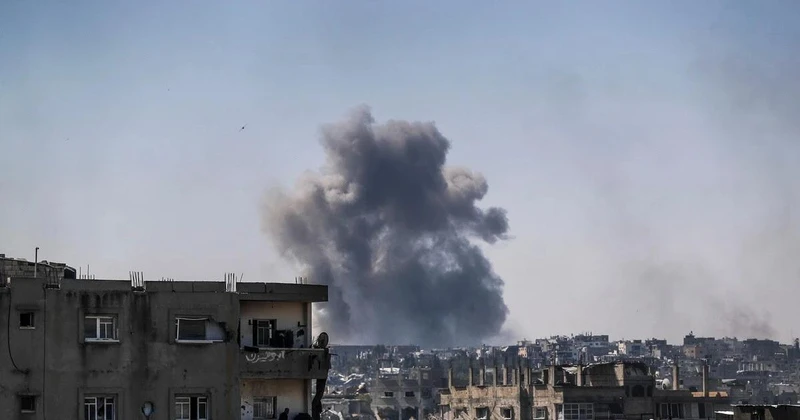 Khói bốc lên sau cuộc không kích của Israel tại Gaza. (Ảnh: TTXVN)
