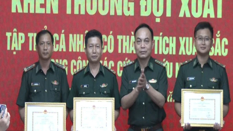 Lãnh đạo Bộ đội Biên phòng tỉnh Thái Bình tặng Giấy khen cho các cá nhân và tập thể có thành tích xuất sắc trong ứng cứu ngư dân bị nạn trên biển. (Ảnh Bộ đội Biên phòng cung cấp)