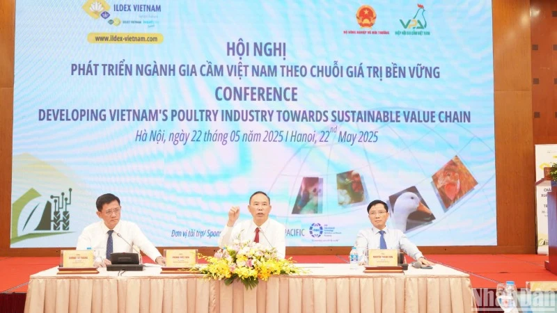 Thứ trưởng Phùng Đức Tiến chỉ đạo tại Hội nghị Bàn giải pháp phát triển ngành gia cầm theo chuỗi giá trị bền vững.