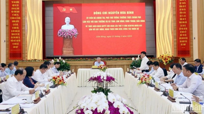 Quang cảnh buổi làm việc của Ủy viên Bộ Chính trị, Phó Thủ tướng Thường trực Chính phủ Nguyễn Hòa Bình với Ban Thường vụ 3 tỉnh Lâm Đồng, Bình Thuận và Đắk Nông ngày 21/5.