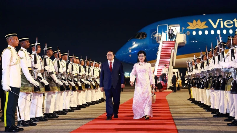 Lễ đón Thủ tướng Phạm Minh Chính và Phu nhân đến thủ đô Kuala Lumpur bắt đầu chuyến thăm chính thức Malaysia và tham dự Hội nghị Cấp cao ASEAN lần thứ 46. Ảnh: TXVN.