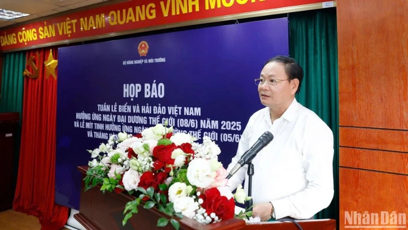 Thứ trưởng Bộ Nông nghiệp và Môi trường Lê Minh Ngân phát biểu khai mạc tại họp báo.