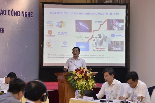 Các đại biểu trao đổi tại hội thảo.
