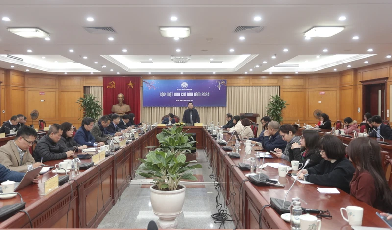 Các đại biểu tại cuộc họp báo.
