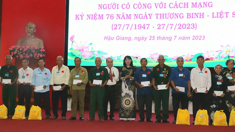 Tặng quà cho người có công cách mạng.