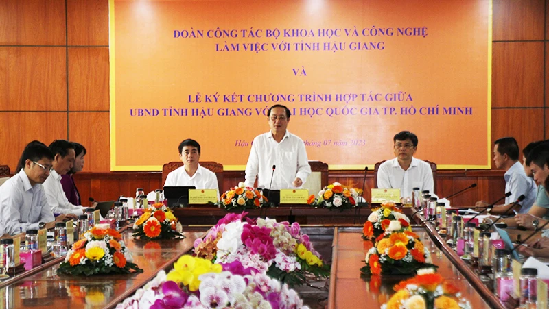 Đồng chí Huỳnh Thành Đạt, Bộ trưởng Khoa học và Công nghệ, phát biểu tại buổi làm việc