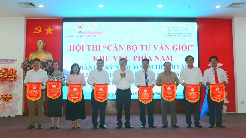 Tặng cờ lưu niệm cho các đơn vị tham gia.