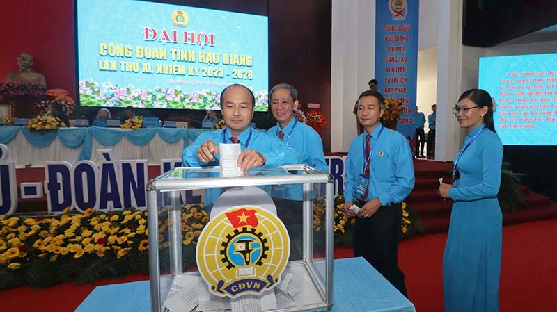 Bầu Ban Chấp hành Liên đoàn Lao động tỉnh Hậu Giang khoá 11.