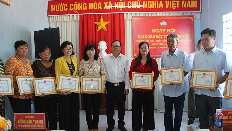 Biểu dương các tập thể, cá nhân.