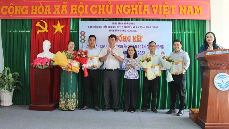 Trao thưởng cho các tác giả đạt giải Nhất ở các thể loại báo chí