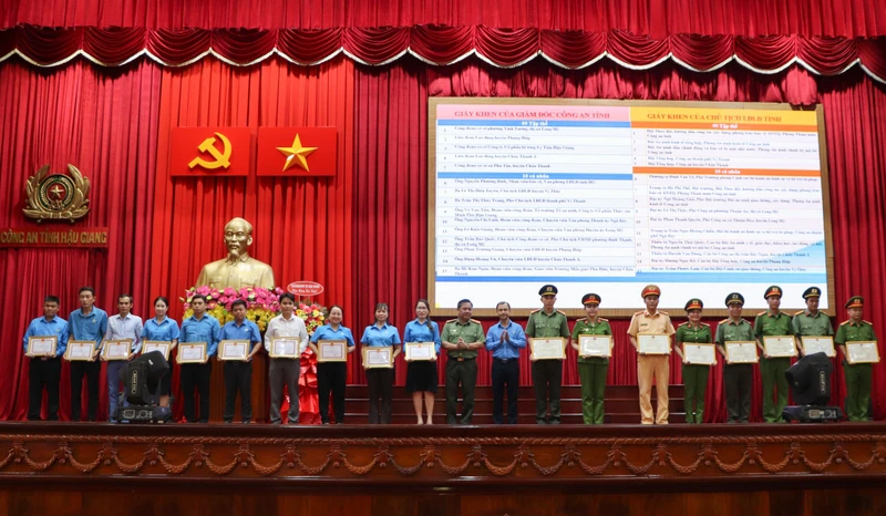 Lãnh đạo Công an tỉnh và Liên đoàn Lao động tỉnh tặng giấy khen cho các các cá nhân.