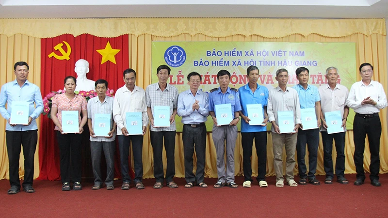 Trao tặng thẻ bảo hiểm y tế cho người dân có hoàn cảnh khó khăn.