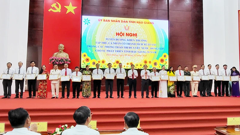 Tặng bằng khen cho các tập thể.