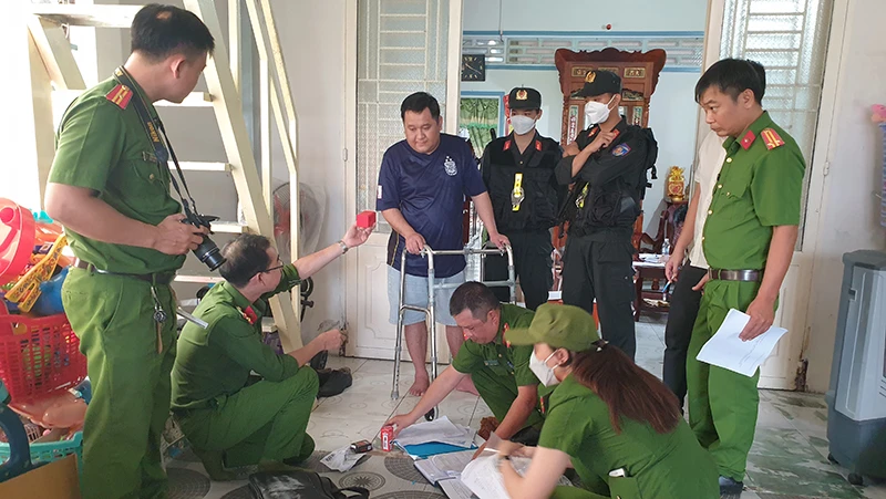 Khám xét nơi ở của đối tượng Bùi Thanh Đoàn.