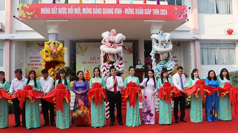 Cắt băng khai mạc Hội báo.