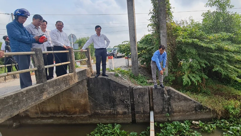 Kiểm tra độ mặn ở cống Hóc Pó, xã Lương Nghĩa, huyện Long Mỹ (Hậu Giang).