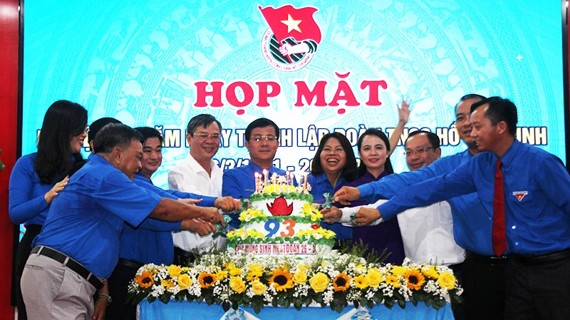 Cắt bánh kem mừng sinh nhật Đoàn.