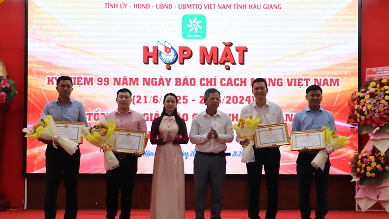Trao Giải Nhất cho các tác giả.