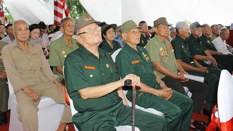 Các đại biểu dự buổi họp mặt