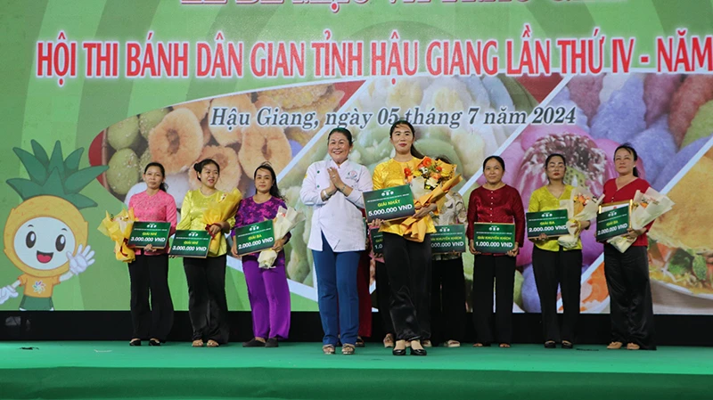 Trao thưởng cho các đội đạt giải.