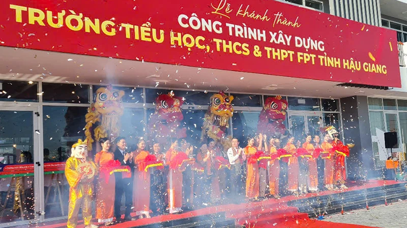 Nghi thức cắt băng khánh thành.