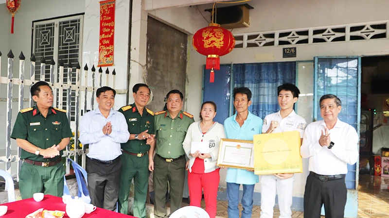 Đoàn lãnh đạo tỉnh hậu Giang đến thăm, tặng quà gia đình ông Trần Anh Phi ở khu vực 5, phường 4, thành phố Vị Thanh.