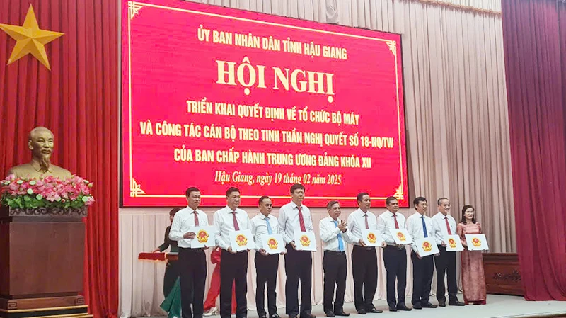 Bí thư Tỉnh ủy, Chủ tịch Hội đồng nhân dân tỉnh Hậu Giang, Đồng Văn Thanh trao quyết định thành lập các sở.
