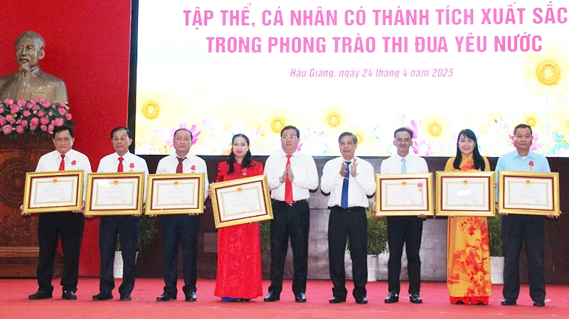 Trao Huân chương Lao động hạng Nhì cho cá nhân và tập thể.