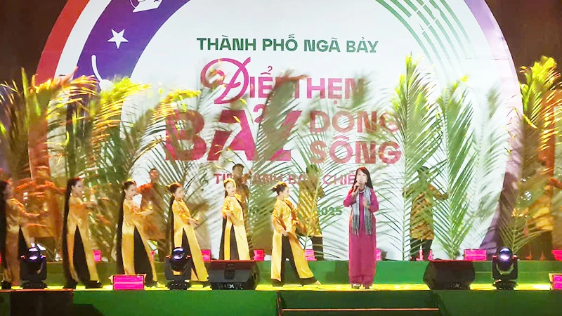Một tiết mục trong Chương trình nghệ thuật đặc sắc “Điểm hẹn bảy dòng sông - Tình anh bán chiếu”.