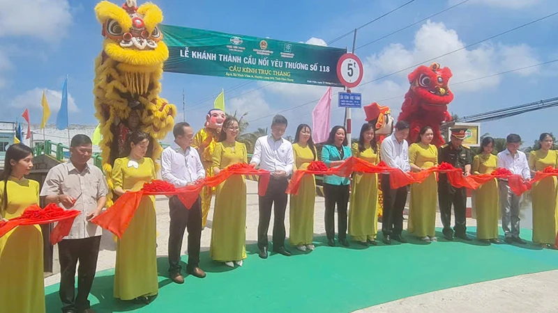 Nghi thức cắt băng khánh thành cầu Kênh Trực Thăng.