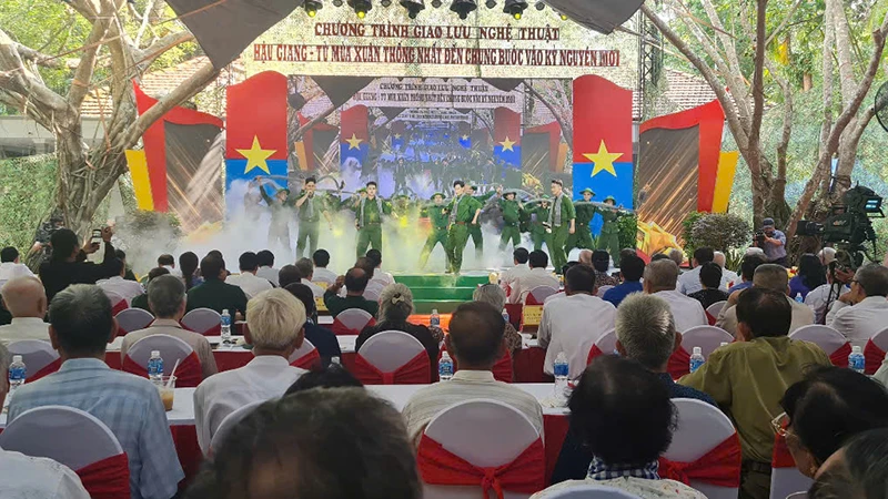 Một tiết mục văn nghệ trong Chương trình giao lưu nghệ thuật.